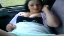 Une égyptienne ronde montre ses seins et sa chatte dans une voiture - Vidéo porno