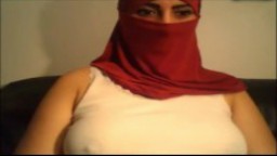 Une femme arabe voilée montre ses gros seins et sa chatte à la webcam - Film x