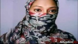 Une délicieuse femme arabe exhibe son joli cul à la webcam - XXX