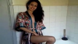 Une jolie arabe marocaine filmée par son mec dans la salle de bain - Film x
