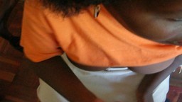 Une domestique africaine branle la bite de son patron blanc - XXX