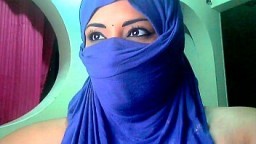 La grosse poitrine laiteuse d'une arabe voilée à la webcam - XXX