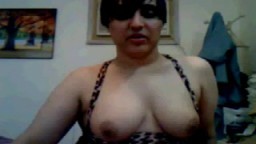 Cette arabe pas très belle masturbe sa chatte noire à la webcam - Film x