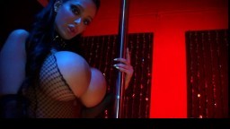 Cette danseuse d'un club avec des seins énormes va s'offrir à un client - Film porno