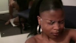 Cette femme noire n'appérice pas trop de recevoir du sperme dans l'oeil - Vidéo x
