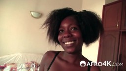 L'africaine Azalee lui suce la bite et se fait pénétrer en levrette - Vidéo porno hd