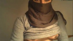 Une femme arabe voilée montre sa moule rasée à la webcam - XXX