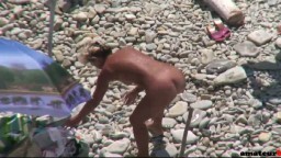 Une nudiste mature se fait filmer sur la plage par un voyeur pendant qu'elle branle et se fait baiser par son mari - #02