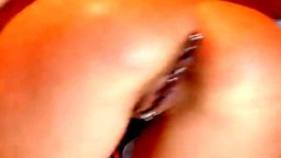 Une brunette avec des piercings du vagin à l'anus se gode le cul à la webcam - #01