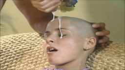 Il rase la tête de la jeune allemande Claudia Demoro et lui éjacule dessus - Vidéo porno hd