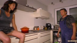 Une femme mature allemande baisée par le plombier venu réparer le lave vaisselle - Vidéo porno hd - #02