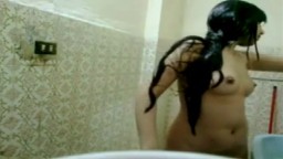 Cette jeune arabe branche sa webcam dans la douche pour se masturber - Vidéo porno - #02