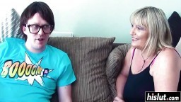Un jeune geek prend une leçon de sexe avec la mature britannique Alisha Rydes - Vidéo porno - #01