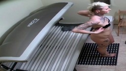 Une femme tchèque avec des tatouages se fait espionner dans un solarium - Vidéo porno hd