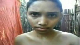 Une fille indienne d'un village du Bengale montre les parties intimes de son corps - Vidéo porno