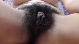 Un gros clitoris au milieu d'une chatte toute poilue - Vidéo porno - #02