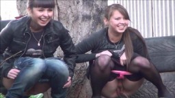 Un voyeur filme deux filles en train d'uriner derrière un arbre - Vidéo porno hd