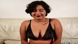 Une jeune arabe baisée pour la première fois sur un sofa de casting - Vidéo porno hd