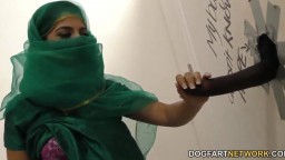La pakistanaise Nadia Ali se tape de la queue noire au Gloryhole - Vidéo porno hd