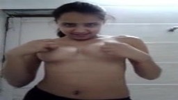 Une jeune cochonne iranienne joue avec ses gros seins à la webcam - Vidéo porno