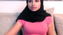 Une jeune arabe musulmane sexy avec un voile se montre nue à la webcam - Vidéo porno hd