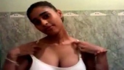 Cette jeune indienne se met nue pour prendre sa douche - Vidéo porno