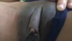 Une femme noire passe sa main sur son gros clitoris - Vidéo porno hd - #09