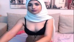 Cette jeune coquine arabe se dénude face à la webcam - Vidéo porno hd