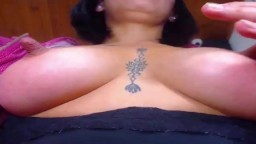Les longs tétons bien durs d'une brune à la webcam - Vidéo porno hd
