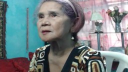 Une grand-mère des Philippines se met nue pour une masturbation avec un gode - Vidéo porno hd