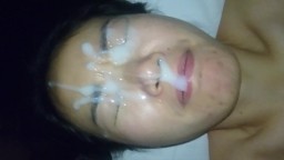 Une chinoise se fait couvrir le visage de sperme lors d'une éjaculation faciale - Film porno hd