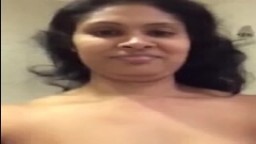 Une femme arabe montre ses seins et se met deux doigts à la webcam - Vidéo porno