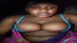 Une africaine de 18 ans montre ses gros lolo et sa chatte à la webcam - Film porno