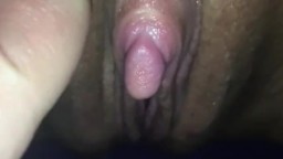 Une femme caresse son gros clitoris humide par l'excitation - Vidéo porno hd