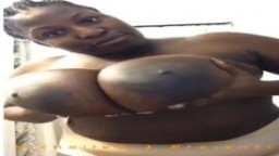 Une grosse africaine joue avec ses énormes mamelles - Vidéo porno