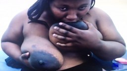 Les grosses miches d'une africaine grassouillette à la webcam - Vidéo porno hd