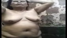 Une grosse grand-mère philippine prend sa douche devant sa webcam - Vidéo porno hd