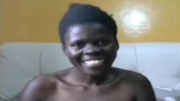 Une femme africaine super noire remue ses fesses à la webcam - Vidéo porno hd