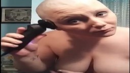 Une femme chauve avec des grosses mamelles se rase la tête à la webcam - Vidéo porno hd