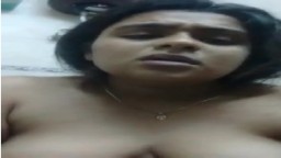 Une grosse fille indienne se masturbe dans la salle de bain - Vidéo porno