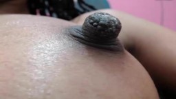 Une fille noire montre ses gros tétons à la webcam - Vidéo porno