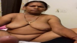 Une femme mature indienne se met nue devant son homme - Vidéo porno hd