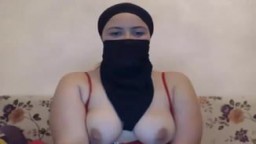 Une arabe en hijab montre ses nibards à la webcam - Vidéo porno