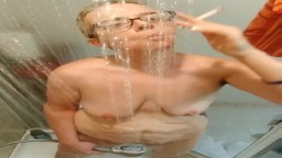Cette milf canadienne avec les seins qui tombent arrive à fumer sous la douche