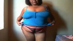 Cette femme mature africaine montre son corps difforme à la webcam