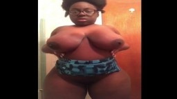 Les gros seins et les grosses fesses d'une jeune africaine à lunettes