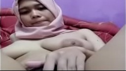 Une indonésienne en hijab caresse sa chatte épaisse