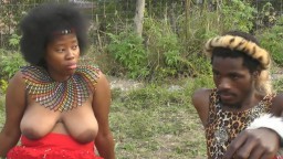 Des africaines de tribu en topless
