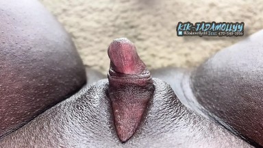 Une fille noire caresse son énorme clito