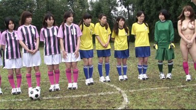 Un entraînement de football japonais se transforme en orgie sexuelle